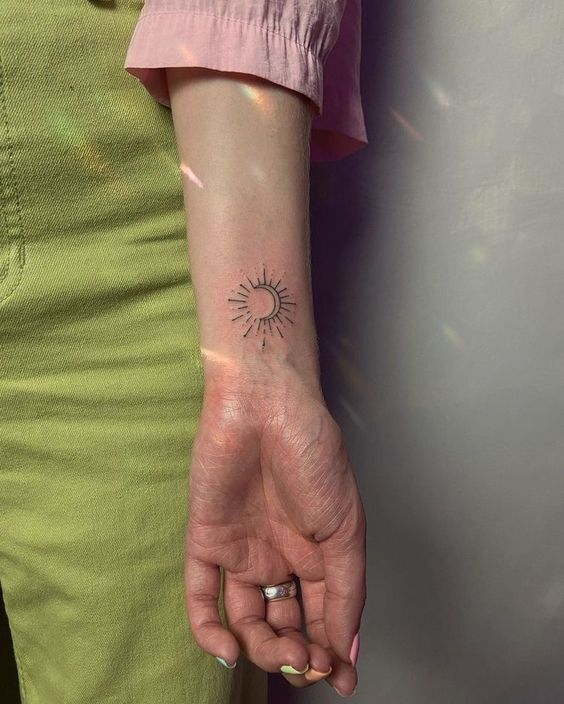 hình tattoo mặt trăng nghệ thuật cho nữ