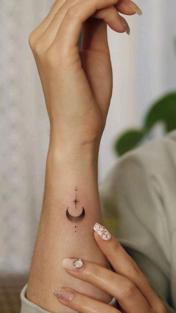 hình tattoo mặt trăng ở cẳng tay