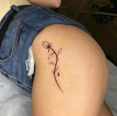 tattoo bông hoa hồng cực đẹp ở mông