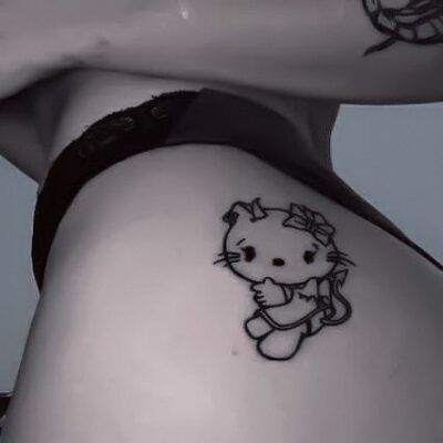 tattoo mini hello kitty ở mông