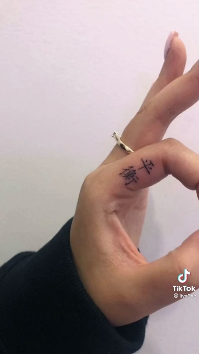 hình xăm nhỏ trên cổ tay mẫu tattoo mini ở khẽ tay