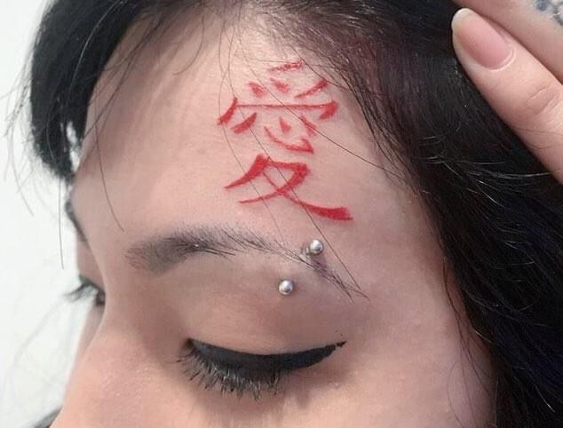 Hình xăm trán ấn tượng ấn tượng với hình xăm trước trán