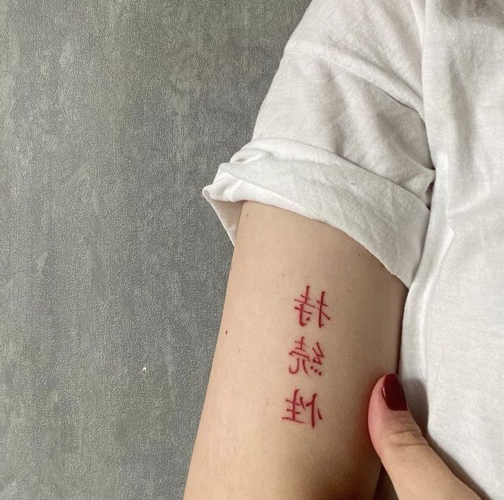 Hình xăm chữ Hán trên tay tattoo chữ trung ở tay