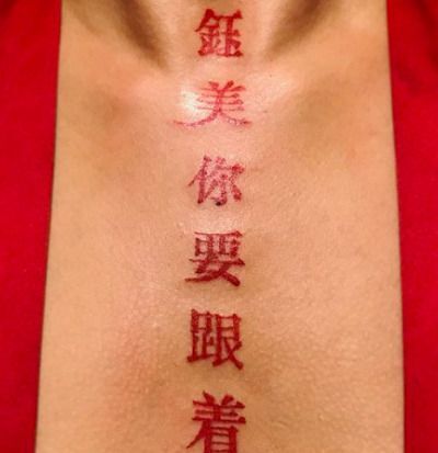 Văn bản màu đỏ ở giữa rất ấn tượng. dòng chữ trung màu đỏ cực ấn tượng