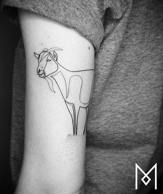 Đơn giản với mẫu hình xăm dê trên bắp tay đơn giản với mẫu tattoo con dê ở bắp tay