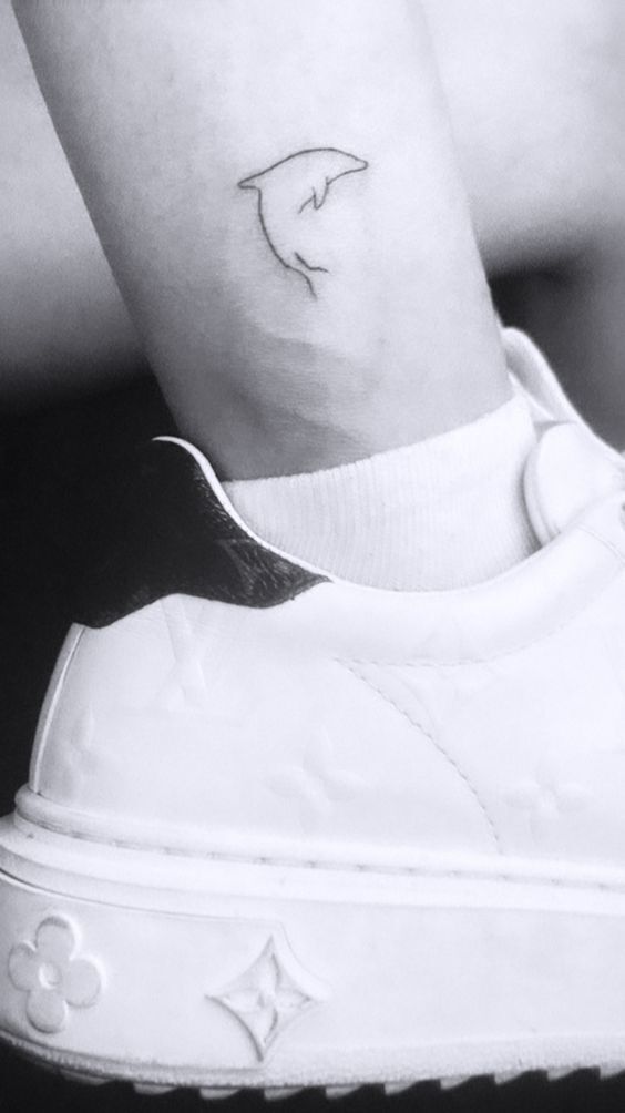 Giới trẻ yêu thích hình xăm cá heo nhỏ ở mắt cá chân giới trẻ ưa chuộng tattoo cá heo mini trên cổ chân