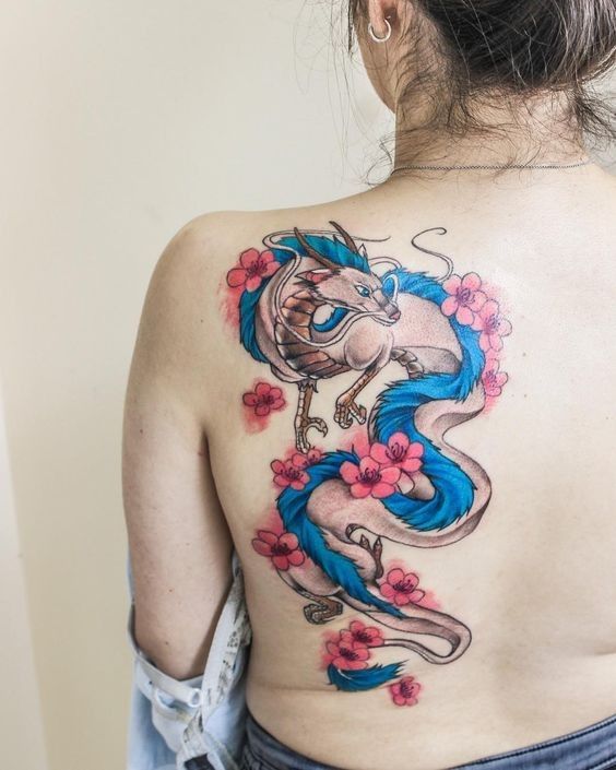 Hình xăm rồng Haku kết hợp với hoa anh đào trên lưng của một khách hàng nữ 99 mẫu hình xăm rồng xanh đẹp nhất cho anh em đam mê
