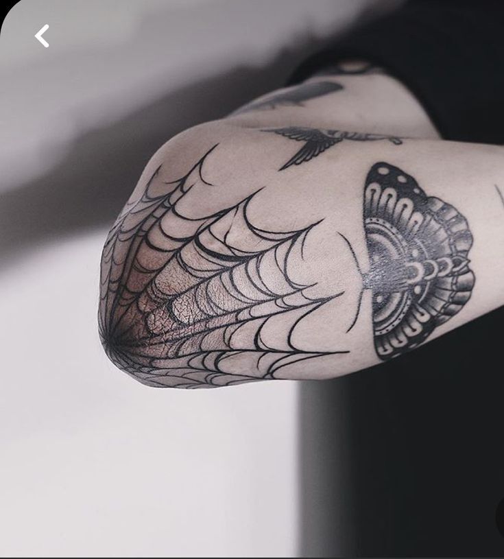 tăng độ ngầu với tattoo mạng nhện trên tay tăng độ ngầu với tattoo mạng nhện trên tay
