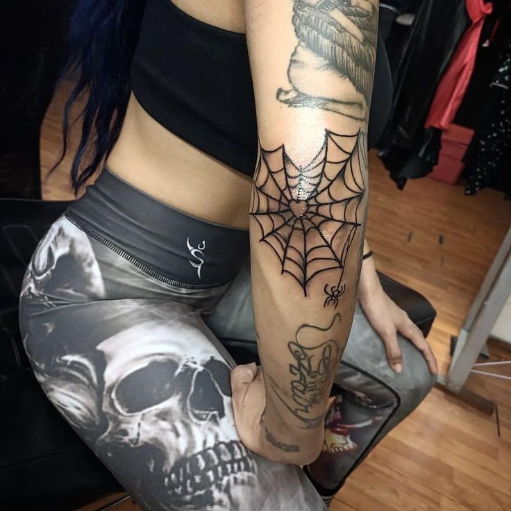 tattoo mạng nhện cực chất ở khuỷu tay tattoo mạng nhện cực chất ở khuỷu tay
