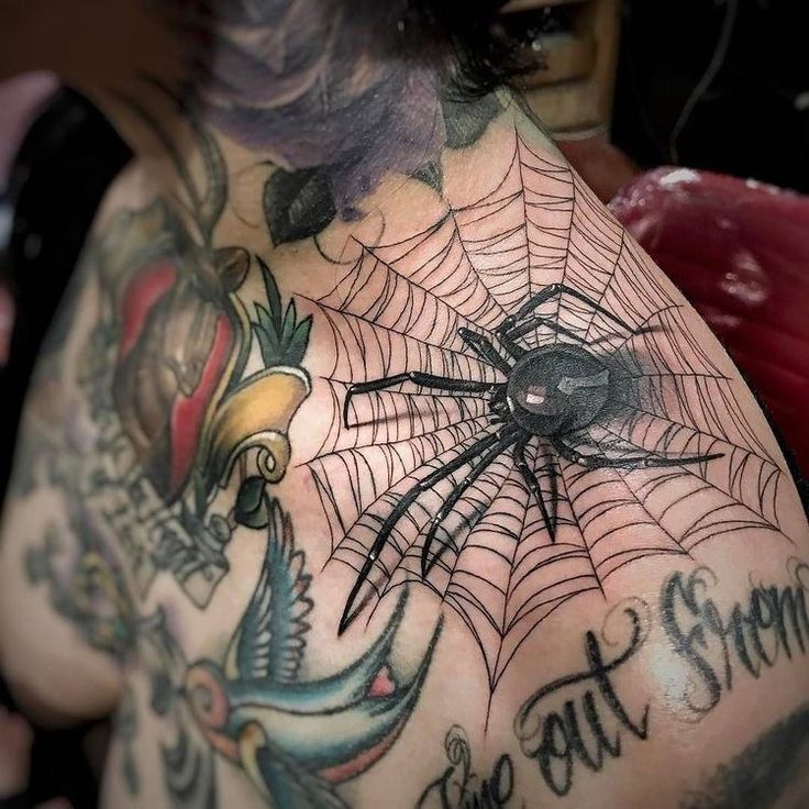 trên đôi vai chị khách với tattoo mạng nhện chất trên đôi vai chị khách với tattoo mạng nhện chất