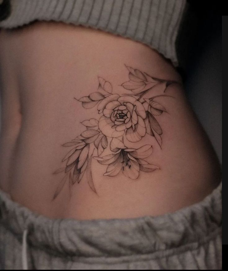 tattoo lôi cuốn ở eo cho khách tattoo lôi cuốn ở eo cho khách
