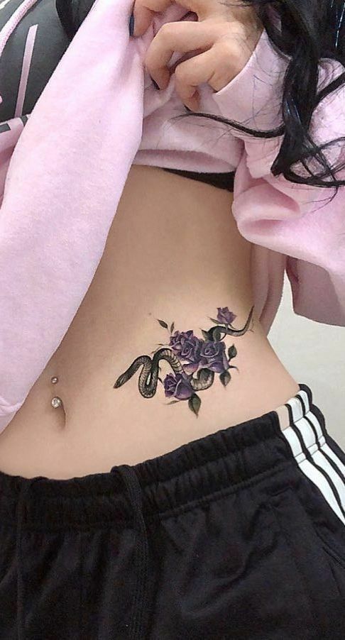 tattoo rắn quấn quanh hoa hồng ở eo tattoo rắn quấn quanh hoa hồng ở eo
