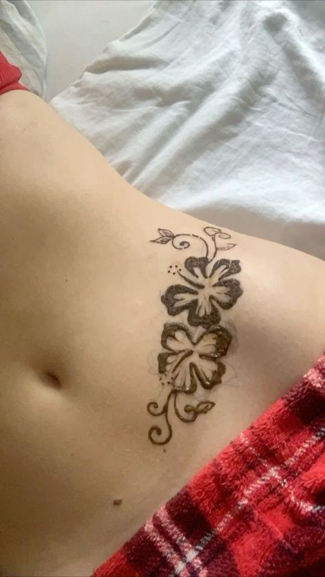 hình xăm bông hoa hoàn hảo ở eo hình xăm bông hoa hoàn hảo ở eo