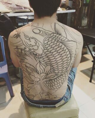 hình xăm cá chép ở lưng cỡ lớn cực nghệ