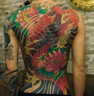 hình xăm kín lưng cá chép và hoa