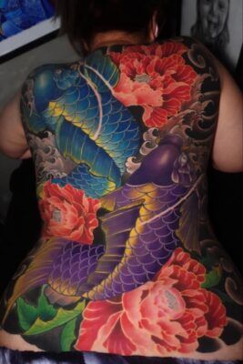 tattoo kín lưng với màu sắc lạ mắt