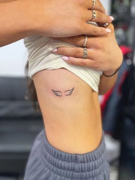 hình xăm đôi cánh thiên thần mini ở mạn sườn chị khách hình xăm đôi cánh thiên thần mini ở mạn sườn chị khách
