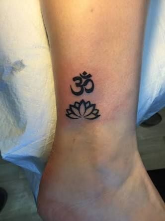 mẫu tattoo hoa sen kèm chữ ở cổ chân mẫu tattoo hoa sen kèm chữ ở cổ chân