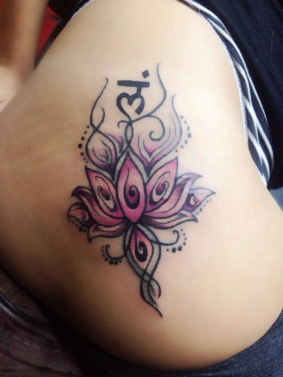 mẫu tattoo hoa sen kèm chữ Om cho nữ mẫu tattoo hoa sen kèm chữ Om cho nữ