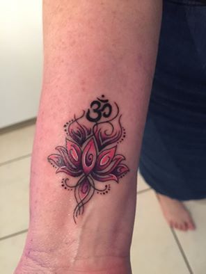mẫu tattoo hoa sen kèm chữ Om cực đẹp mẫu tattoo hoa sen kèm chữ Om cực đẹp