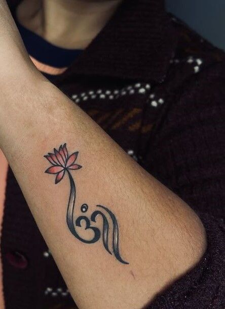 mẫu tattoo hoa sen kết hợp chữ Om mẫu tattoo hoa sen kết hợp chữ Om