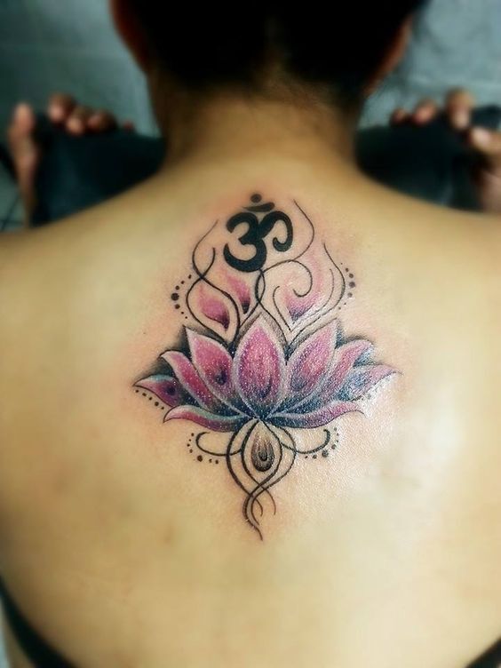 hình xăm hoa sen và chữ Om sau lưng hình xăm hoa sen và chữ Om sau lưng