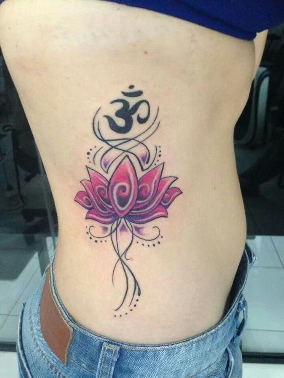 hình xăm hoa sen và chữ Om ở eo hình xăm hoa sen và chữ Om ở eo