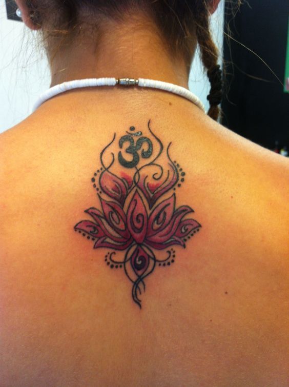 mẫu tattoo hoa sen và chữ Om cho nữ sau lưng mẫu tattoo hoa sen và chữ Om cho nữ sau lưng