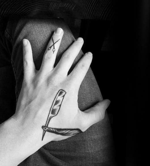 tattoo cây kéo mini ở ngón tay tattoo cây kéo mini ở ngón tay