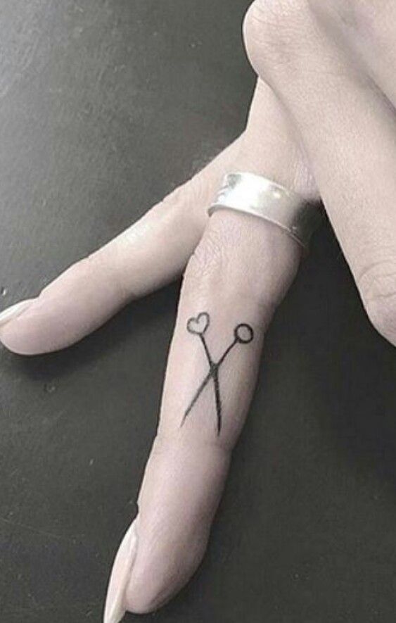 tattoo cây kéo cho thợ cắt tóc ở ngón tay tattoo cây kéo cho thợ cắt tóc ở ngón tay