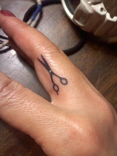 tattoo cây kéo mini ở khẽ tay tattoo cây kéo mini ở khẽ tay