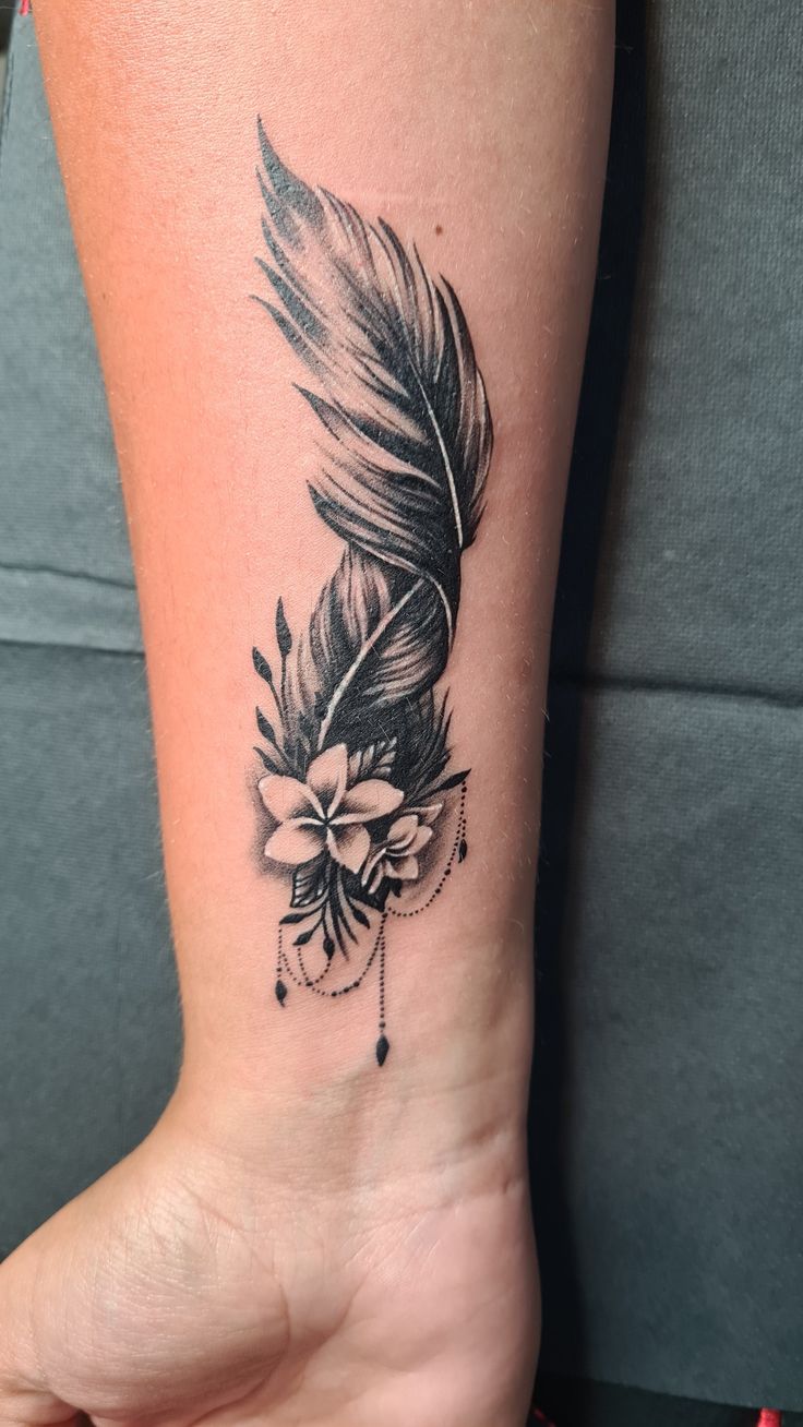 mẫu tattoo lông vũ trên cẳng tay mẫu tattoo lông vũ trên cẳng tay