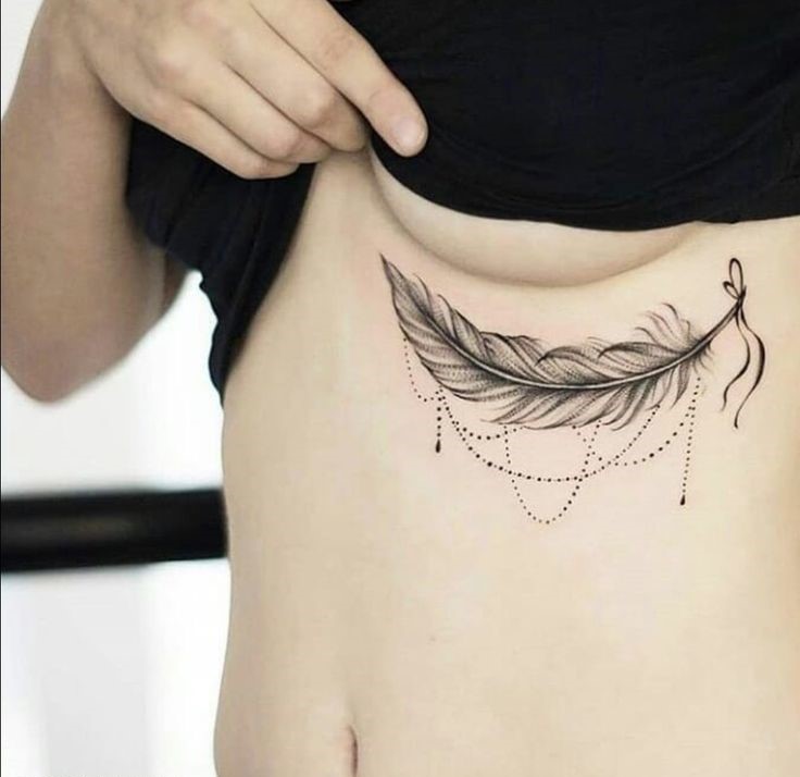 quyến rũ với mẫu lông vũ trên sườn ngực quyến rũ với mẫu lông vũ trên sườn ngực