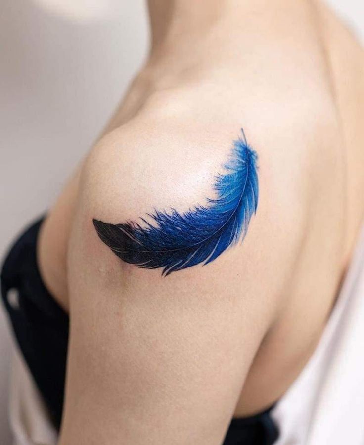 cuốn hút với mẫu lông vũ trên bả vai cuốn hút với mẫu lông vũ trên bả vai