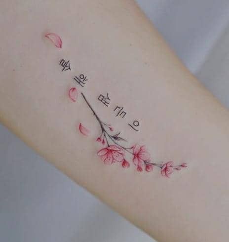 tattoo nghệ thuật chữ hàn quốc và cành hoa tattoo nghệ thuật chữ hàn quốc và cành hoa