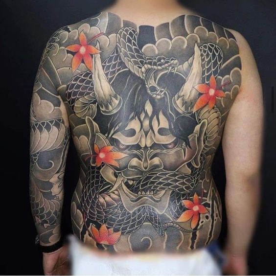 hình xăm kín lưng mặt quỷ kết hợp họa tiết mặt quỷ rắn và lá phong đỏ hình xăm kín lưng mặt quỷ kết hợp họa tiết mặt quỷ rắn và lá phong đỏ
