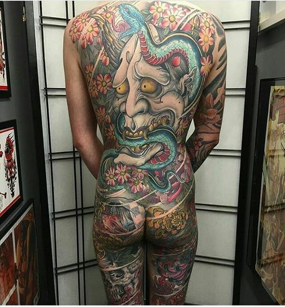 tattoo kín cả lưng tay và đùi mặt quỷ và rắn uốn quanh tattoo kín cả lưng tay và đùi mặt quỷ và rắn uốn quanh