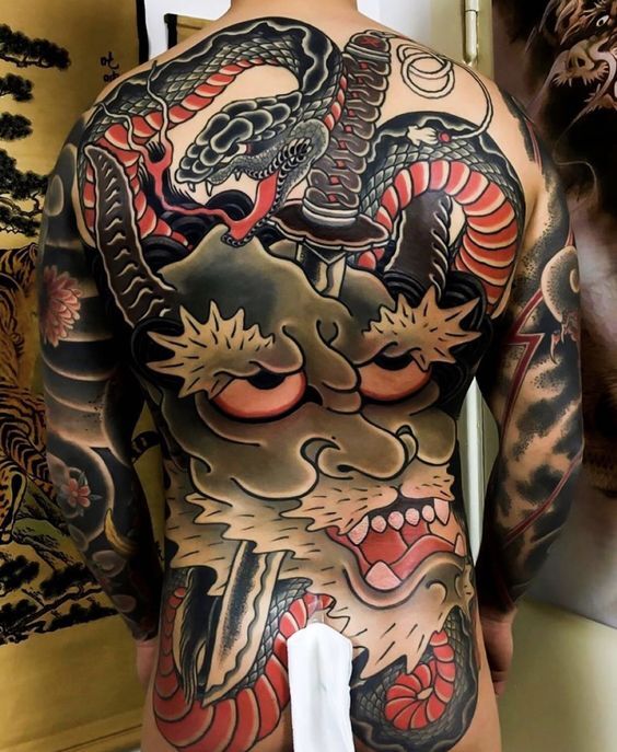hình xăm kín lưng rắn và mặt quỷ bị kiếm đâm xuyên hình xăm kín lưng rắn và mặt quỷ bị kiếm đâm xuyên