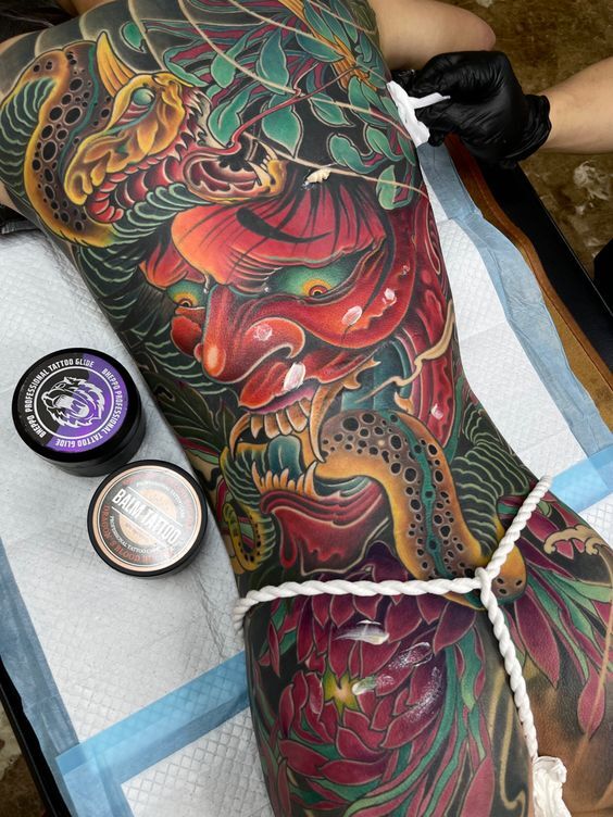 xăm hình mặt quỷ đỏ và rắn kết hợp họa tiết hoa lá kín lưng và đùi xăm hình mặt quỷ đỏ và rắn kết hợp họa tiết hoa lá kín lưng và đùi
