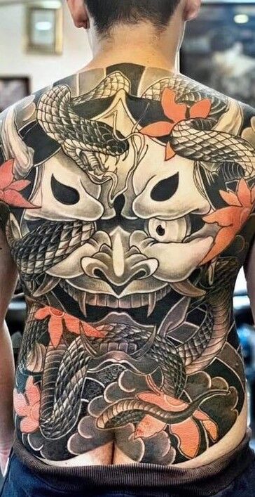 tattoo kín lưng kết hợp họa tiết rắn uốn lượn và lá phong đỏ kín lưng tattoo kín lưng kết hợp họa tiết rắn uốn lượn và lá phong đỏ kín lưng