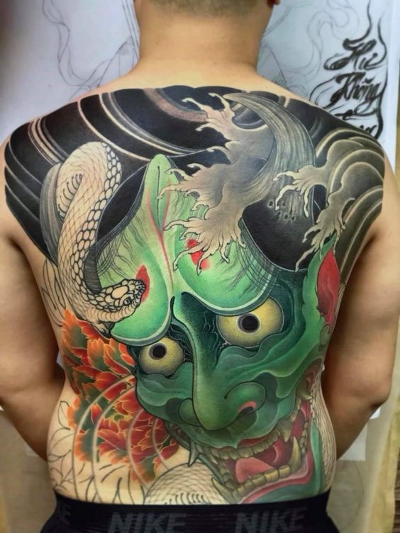 tatoo mặt quỷ xanh lá kết hợp con rắn trắng tatoo mặt quỷ xanh lá kết hợp con rắn trắng
