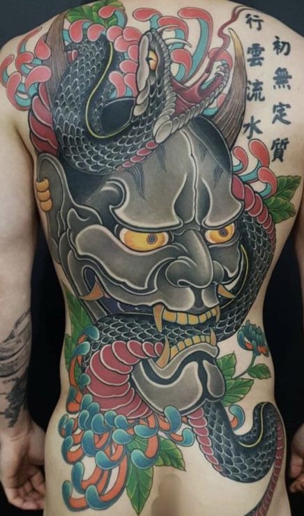 hình xăm mặt quỷ xám kết hợp con rắn đen và họa tiết hoa bỉ ngạn hình xăm mặt quỷ xám kết hợp con rắn đen và họa tiết hoa bỉ ngạn