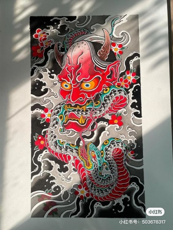 hình xăm mặt quỷ và rắn được cường điệu