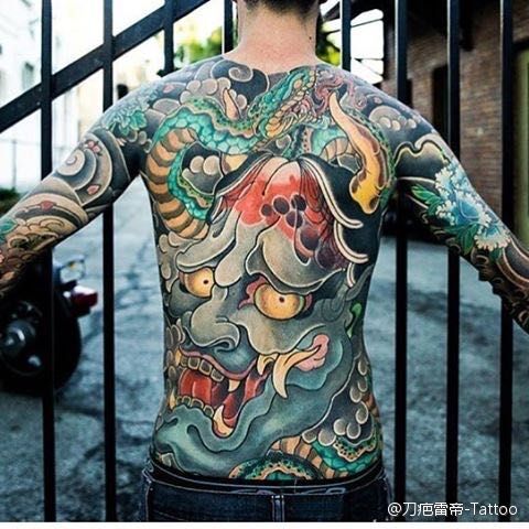 tattoo hình xăm mặt quỷ kết hợp cùng họa tiết loài rắn kín lưng tattoo hình xăm mặt quỷ kết hợp cùng họa tiết loài rắn kín lưng