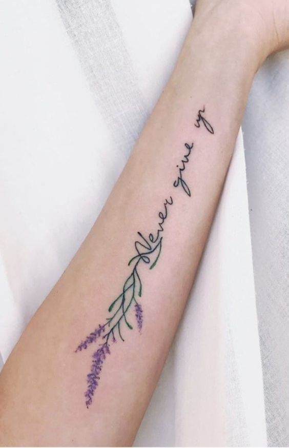 mẫu tattoo lavender và chữ đầy ý nghĩa