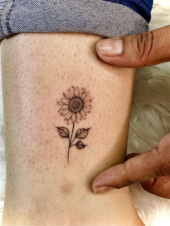 ý tưởng tattoo cành hướng dương nhỏ xinh