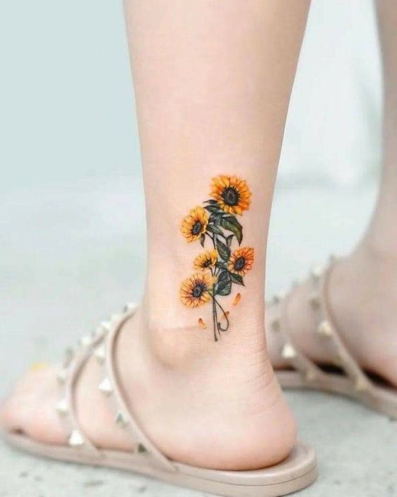hình xăm hoa ý nghĩa sau cổ chân