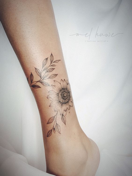 mẫu tattoo hoa ý nghĩa quanh cổ chân
