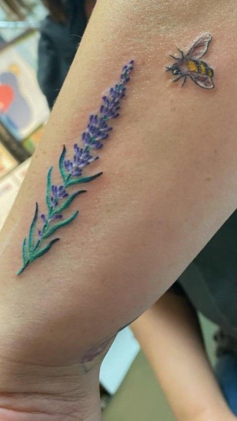 tạo điểm nhấn khi tattoo cành lavender ở cổ chân nữ