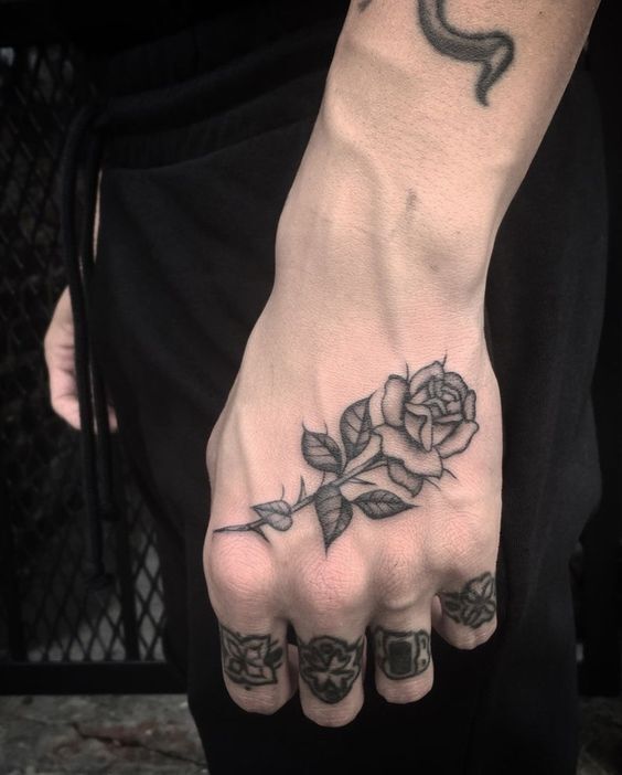 tạo phong cách với mẫu tattoo trên bàn tay nam